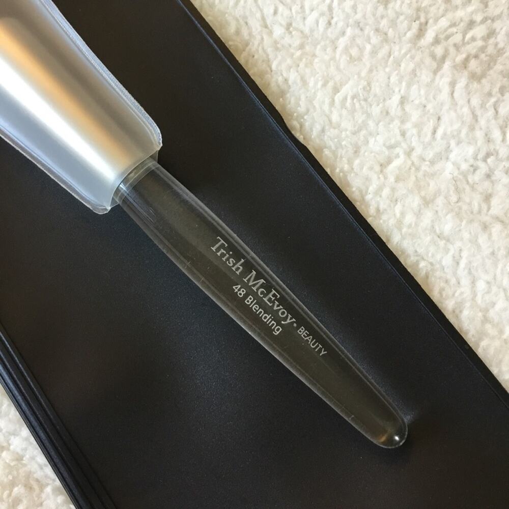Trish McEvoy Clear Handle Blending Brush with Silver Ferrule - Picture 2 of 16